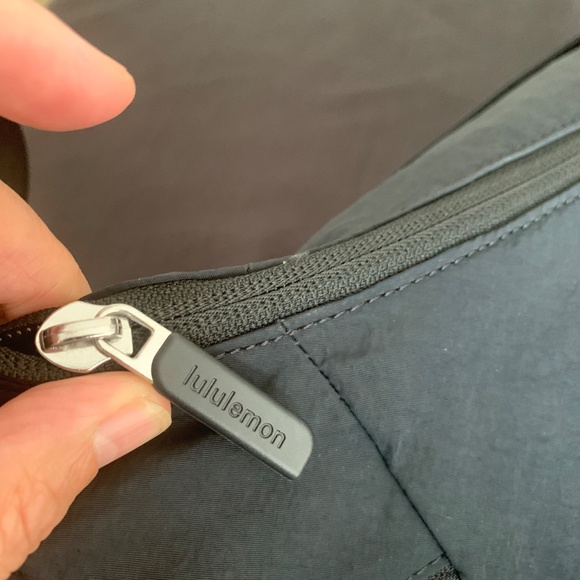 Lululemon Slouchy Sling Bag 6L - Picture 5 of 10